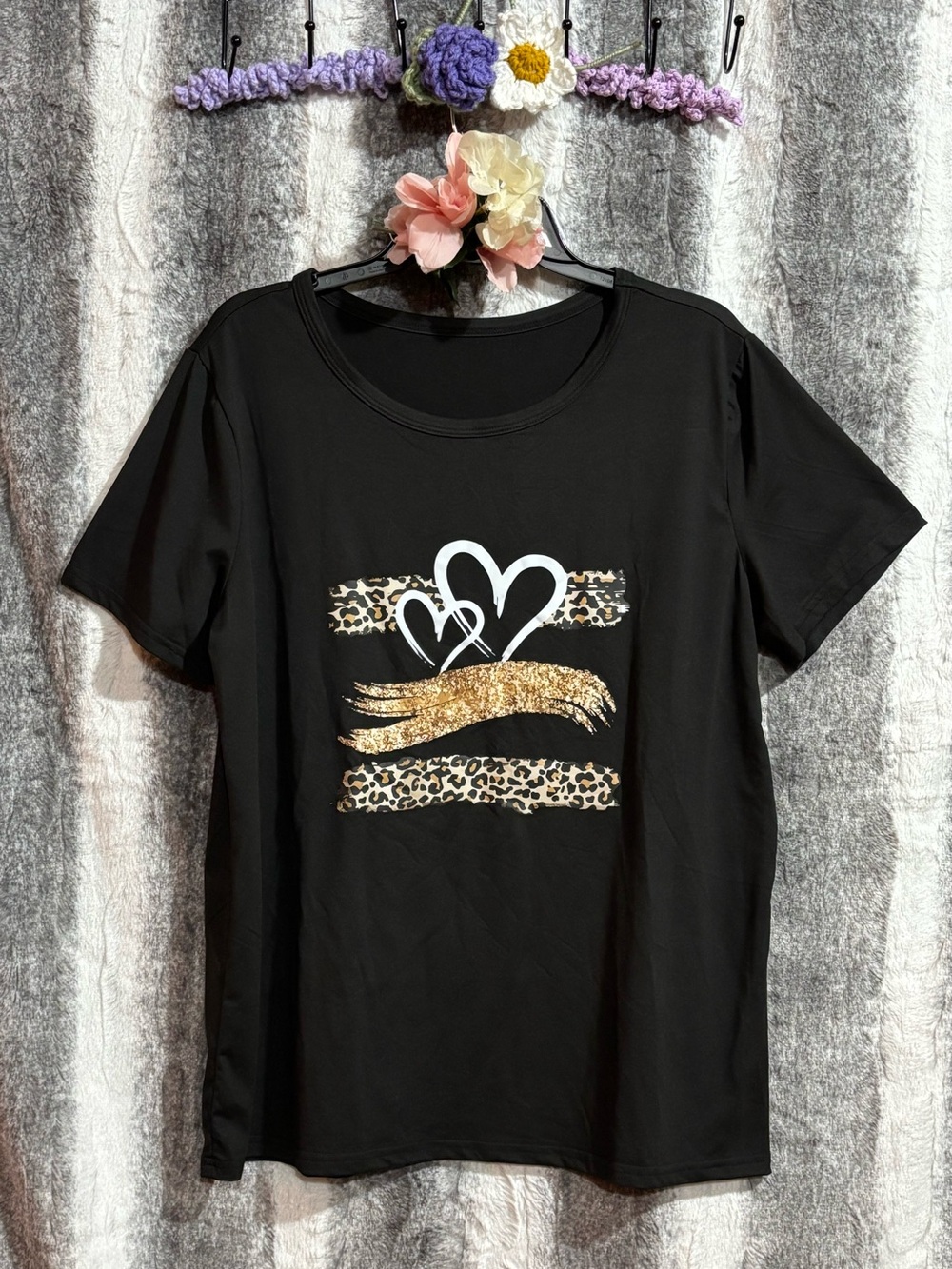 Black Women's Graphic Tee with Leopard & Gold Hearts size XXL